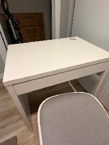 Desk & Adjustable Swivel Chair - Photo 4