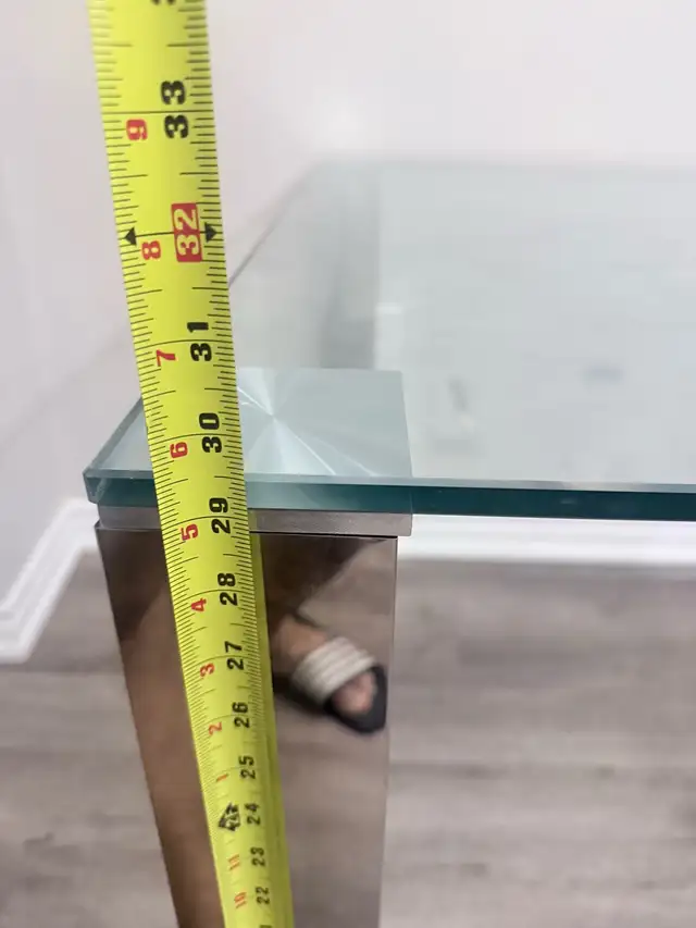 STUNNING MODERN GLASS DINING TABLE – LIKE NEW CONDITION