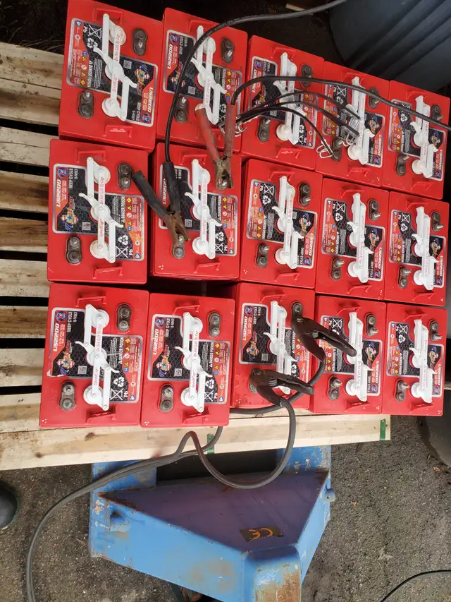 EIGHT (8) US BATTERY US2200 DEEP CYCLE 6 VOLTS 232 AH OLD STOCK