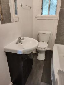 One bedroom on main floor in Hamilton - Photo 5