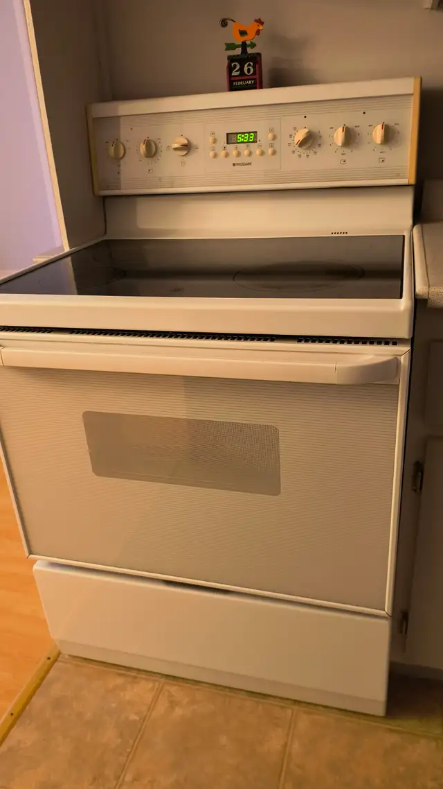 Cuisinière de marque Frigidaire (très propre)