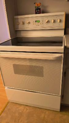 Cuisinière de marque Frigidaire (très propre)