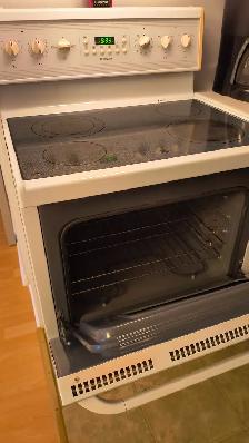 Cuisinière de marque Frigidaire (très propre) - Photo 3