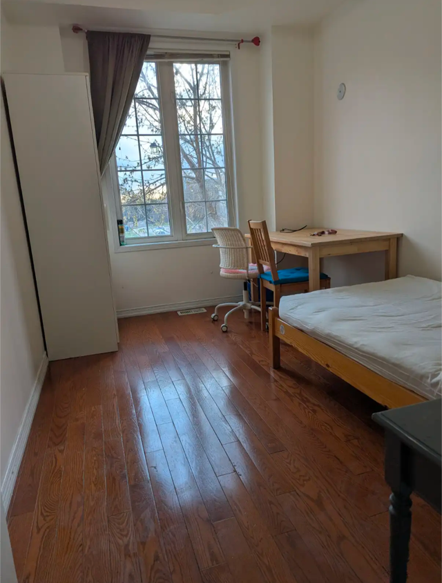 Multiple Rooms Private Bath Balcony Parking @York University