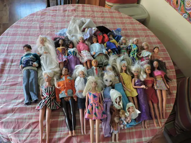 Lots de 21 Barbies vintage et 3 bébés Barbies.