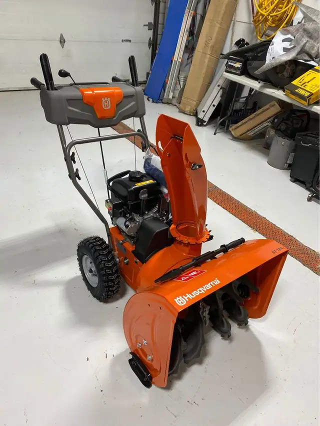 Husqvarna ST124 Snowblower