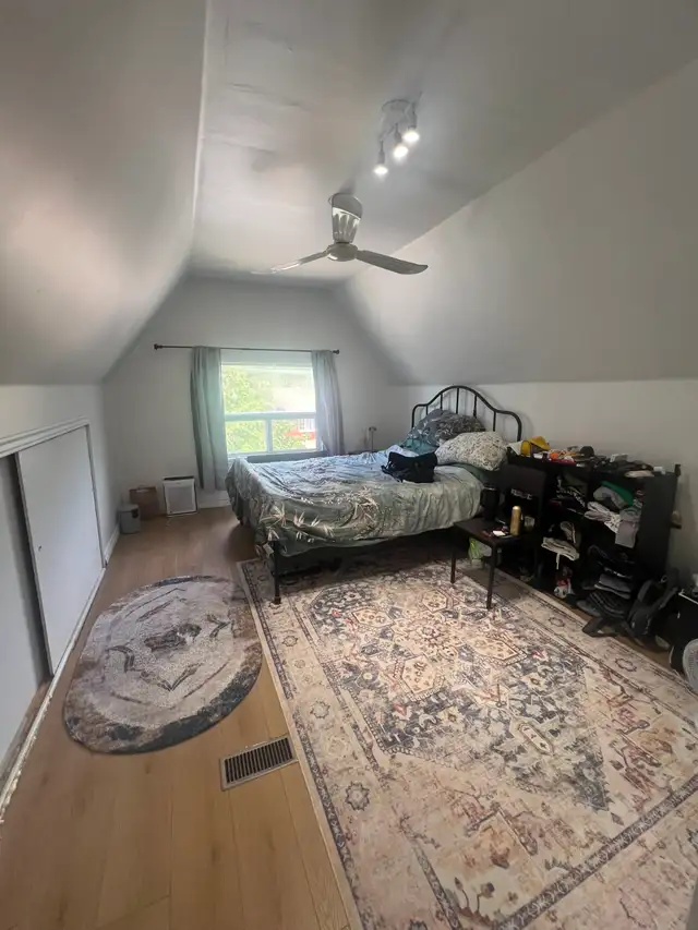 One Bedroom Apartment, Steps to Subway