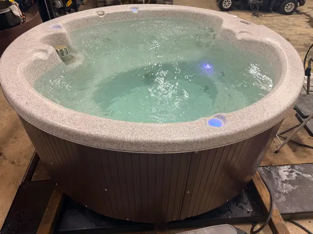 4-5 Person Arctic Spas Outlaw Hot Tub