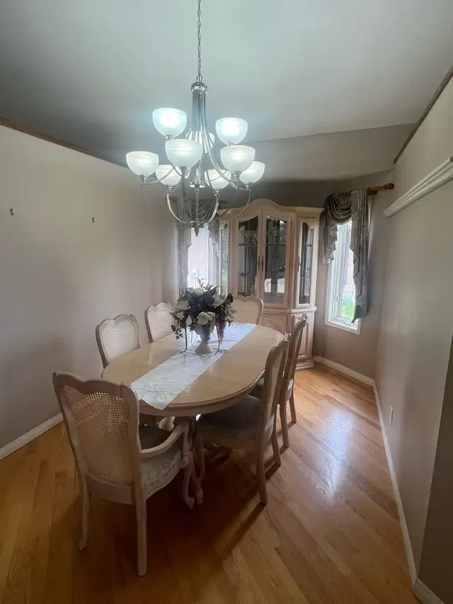 GREAT DEAL! COMPLETE DINING ROOM SET