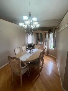 GREAT DEAL! COMPLETE DINING ROOM SET