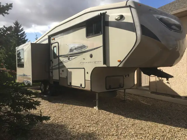 2011 Cruizer by Crossroads fifth wheel trailer