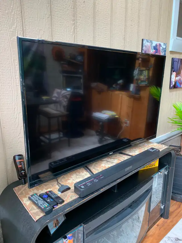 60" RCA FLAT SCREEN TV