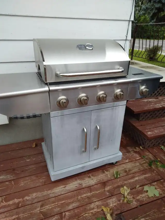 BBQ EN STENLESS MARQUE    BROIL KING, 4 FEUX