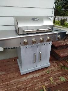 BBQ EN STENLESS MARQUE    BROIL KING, 4 FEUX