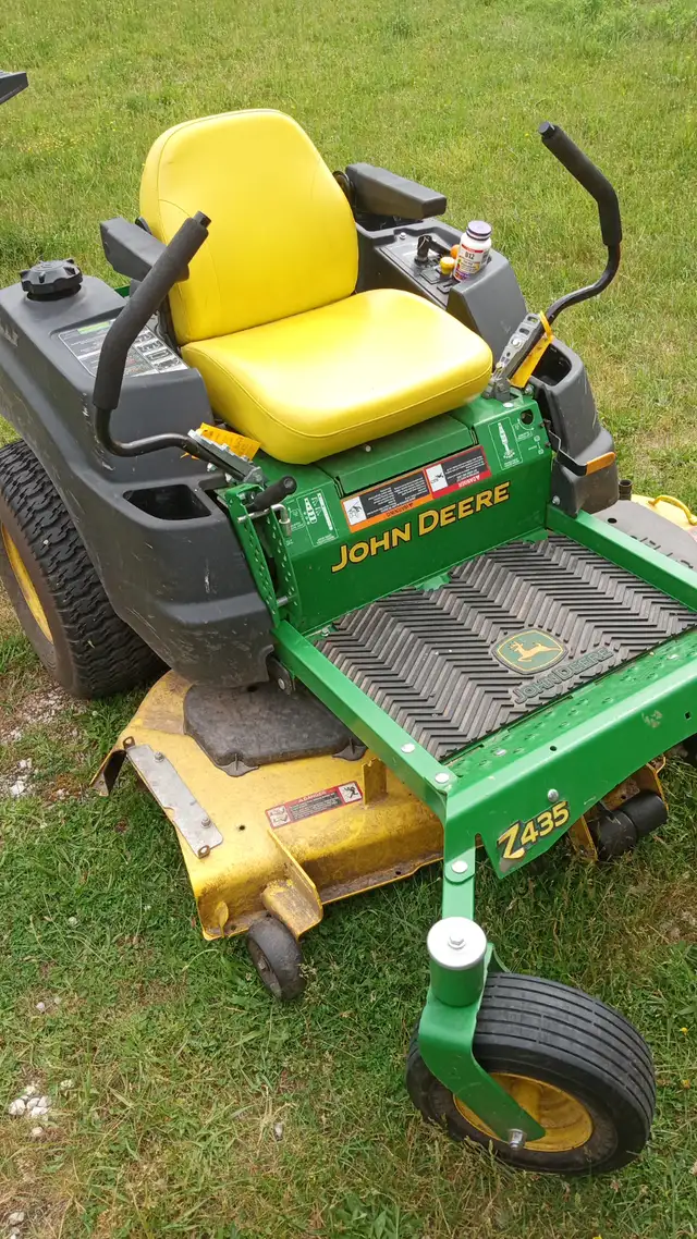 John Deere zero turn mower / tractor. 54 inch deck. needs work