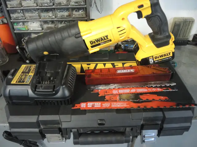 DEWALT DCS380P1 20V MAX Lithium-Ion Cordless Reciprocating Saw