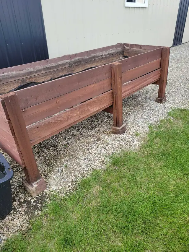 Raised garden bed