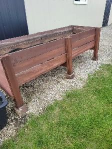 Raised garden bed