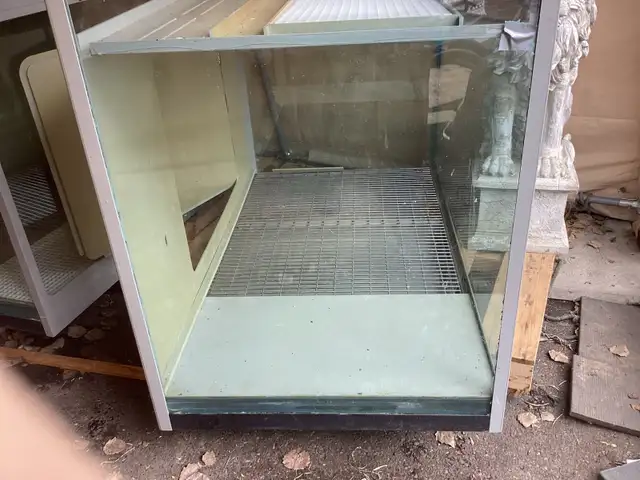 Free pet shop or veterinary cages !
