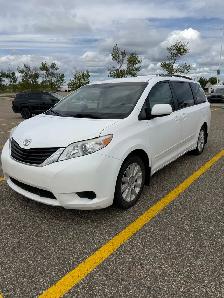 2011 Toyota sienna LE AWD