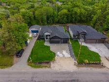 Large Bungalow with Triple Garage - Photo 2