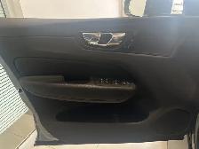 2019 Volvo XC60 MOMENTUM | AWD | NAVI | LEATHER | 2 SET TIRE - Photo 8