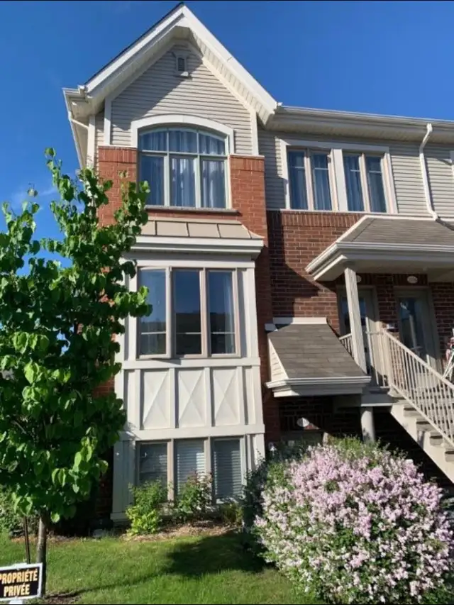 Condo divise avec 2 stationnement privé face à l'adresse