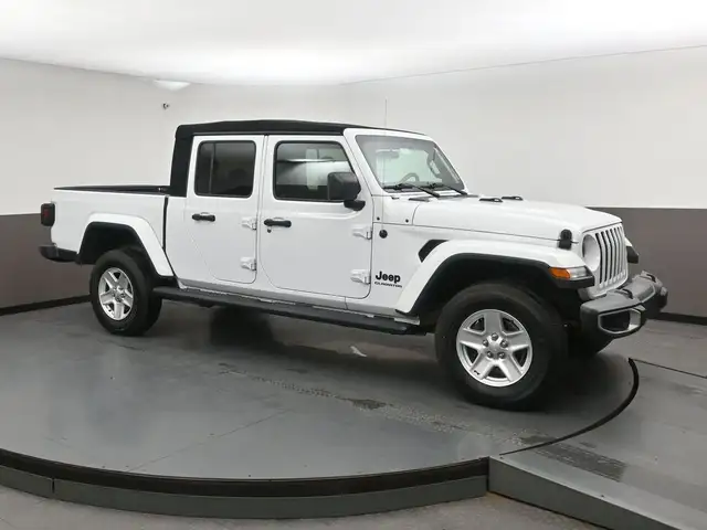 2021 Jeep Gladiator Sport 4X4 7500 Towing Capacity!! One owner,