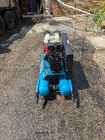 Makita Big Bore Gas Wheelbarrow Air Compressor — Barely Used - Photo 4