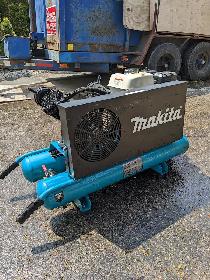Makita Big Bore Gas Wheelbarrow Air Compressor — Barely Used - Photo 5