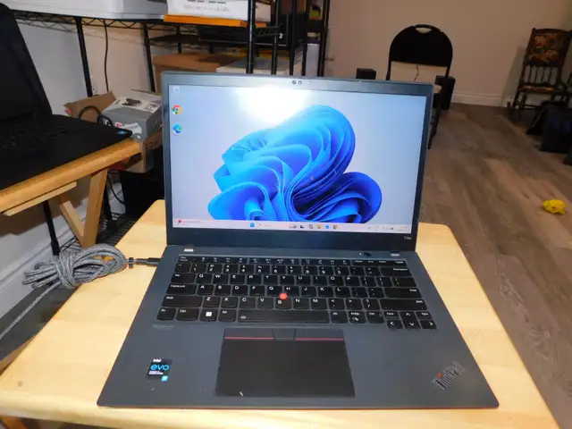 Lenovo Thinkpad T4S 14' Quad CORE 11TH GEN i7 256GB SSD 16GB B/T