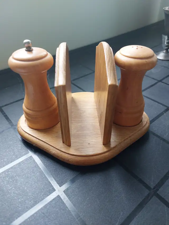 NAPKINS, SALT & PEPPER HOLDER
