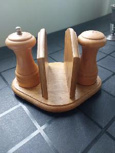NAPKINS, SALT & PEPPER HOLDER