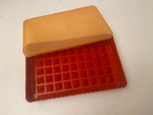 Plat Tupperware pour saucisses, 10$,