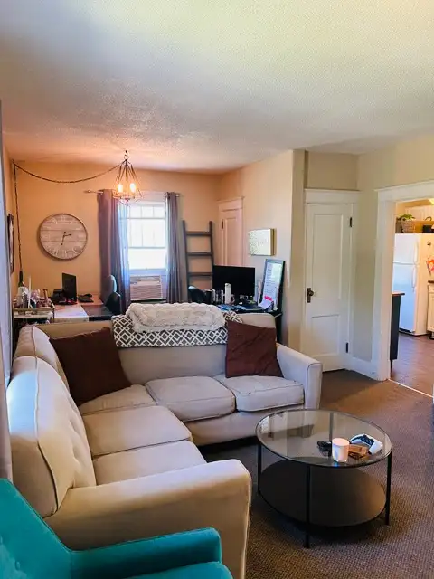 Upper unit, in an excellent upscale location in Oakridge!