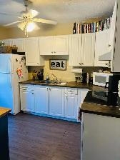 Upper unit, in an excellent upscale location in Oakridge! - Photo 3