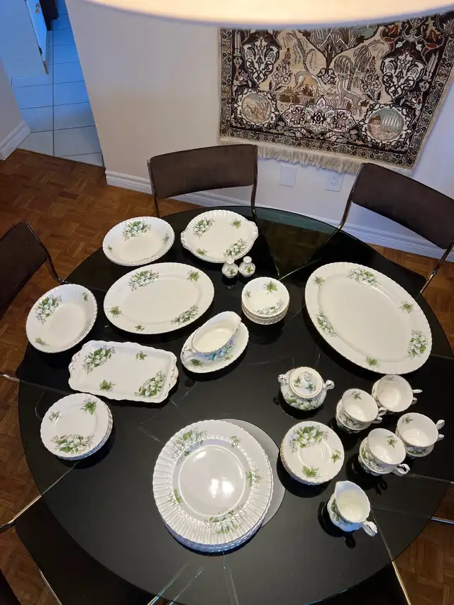 Royal Albert Bone China Trillium Pattern (Made in England)