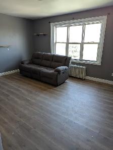 Large One Bedroom - Photo 3