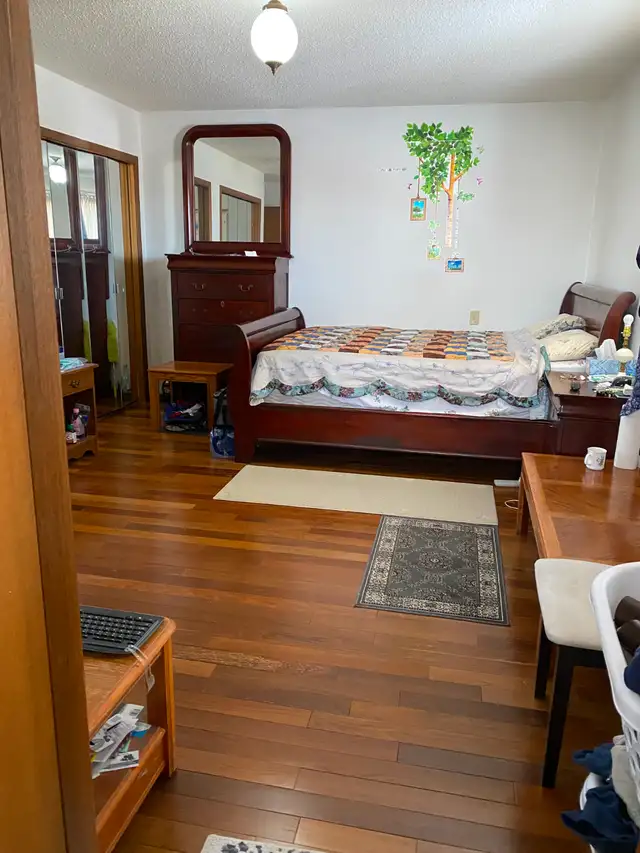 Master Room wPrivate Bathroom & Fridge/Whitehorn Ctrain &Airport