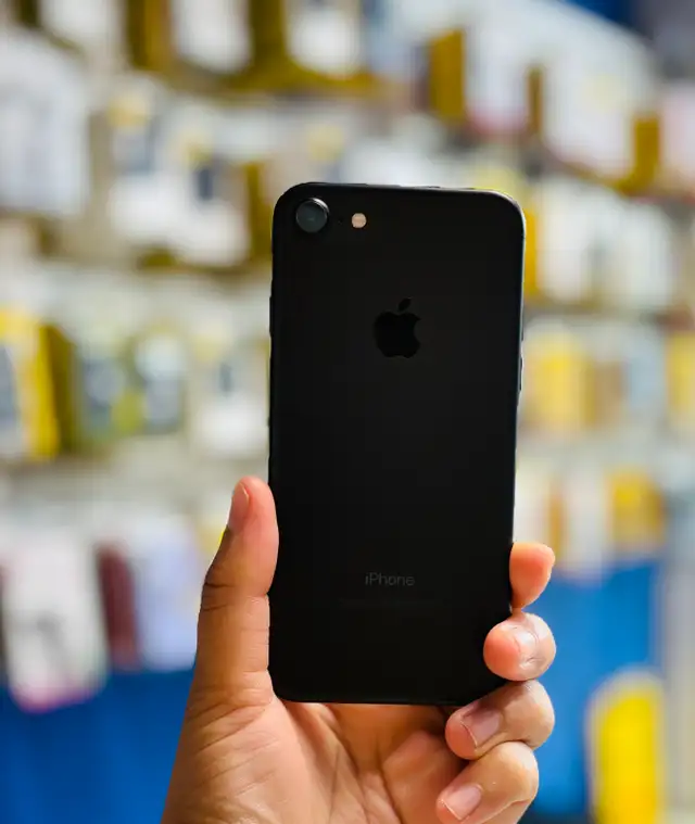 iPhone 7 32gb (Store Warranty)