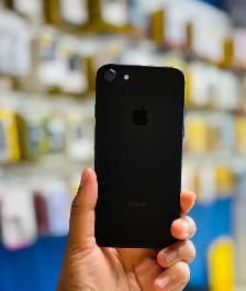 iPhone 7 32gb (Store Warranty)