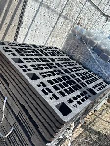 Used Black Plastic Pallets 43.5x43.5in - Photo 2