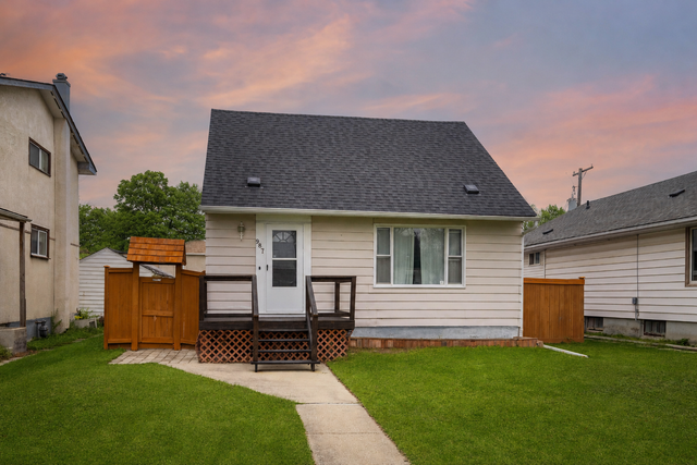 Tastefully remodelled 3bdrm   den w/ 22x22 double garage