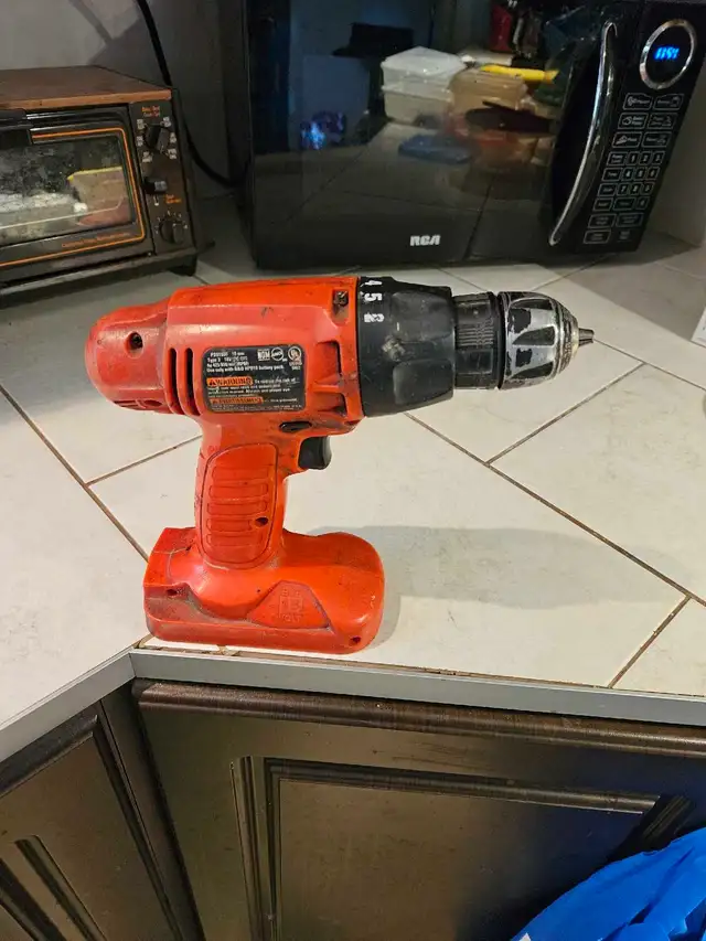 perceuse 18v sans batterie ni chargeur PS01800 $15.