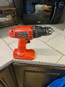perceuse 18v sans batterie ni chargeur PS01800 $15.