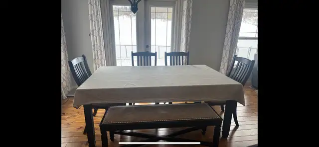 Kitchen table, chairs and bench