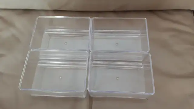 4 CONTENANTS NEUFS EN PLASTIQUE SOLIDE 5'x3.5'x2'HAUT: $10.00