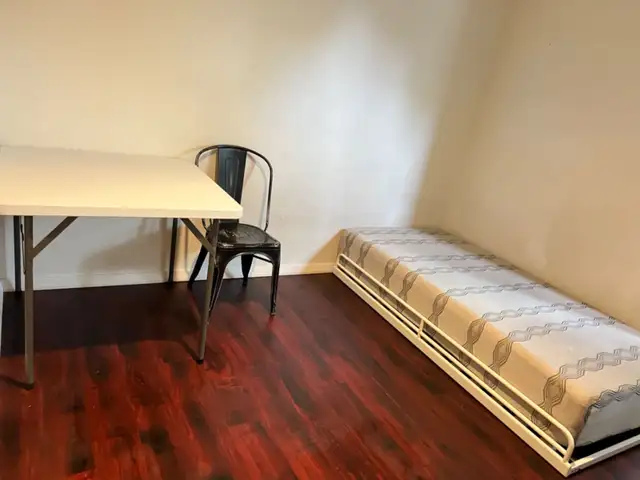 5 min Walk to Whitehorn Train/ 15 min Downtown/Near Airport