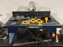 Router table with plunge router