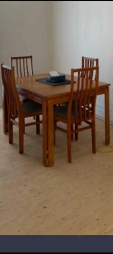 Set de cuisine quatre chaise et une table